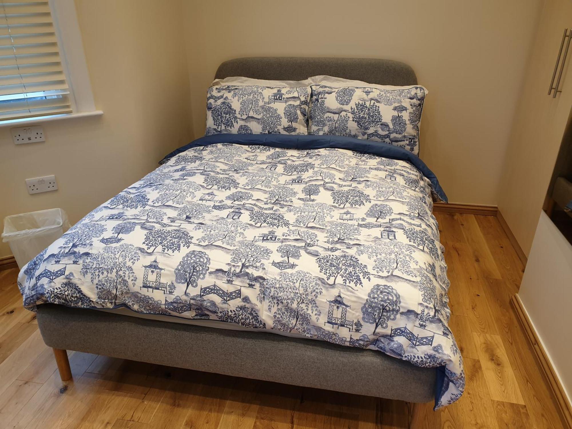 London Luxury: Spacious 3-Bed Apartment Near Tube with Parking Ilford Exterior photo
